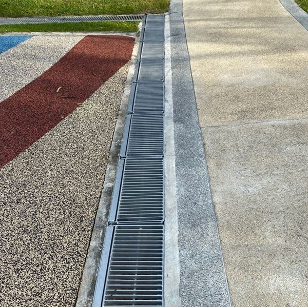 Sàn thao tác bằng grating inox chống trượt, an toàn cho người lao động.